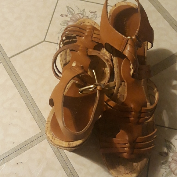 Heels - Picture 3 of 3